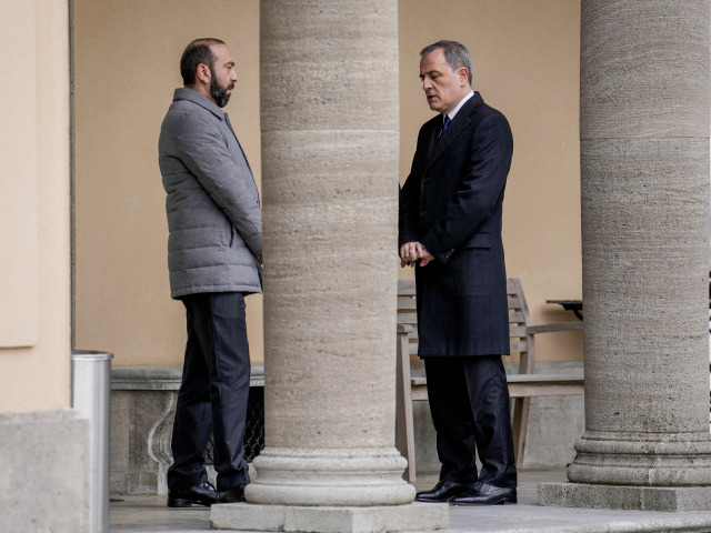 Arménsky minister zahraničných vecí Ararat Mirzoyan (vľavo) a minister zahraničných vecí Azerbajdžanu Džejhun Bajramov sa 28. februára 2024 stretli na mierových rokovaniach v Berlíne.