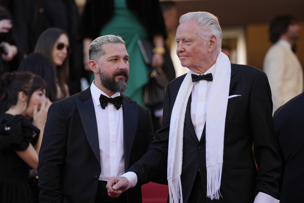 Herec Shia LaBeouf (vľavo) a jeho kolega Jon Voight.