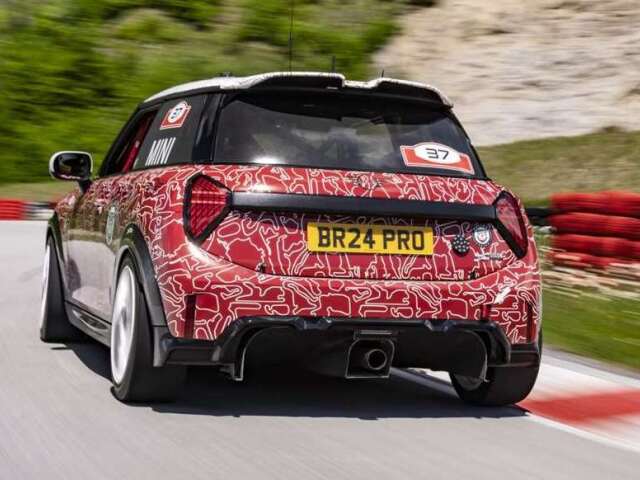 Mini JCW - maskovaný prototyp 2024