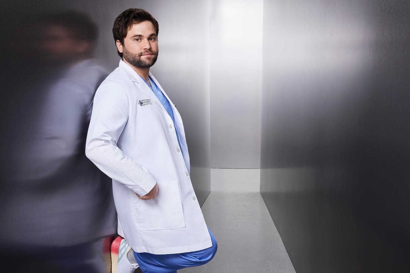 Kliniku Grace po 7 rokoch opúšťa herec Jake Borelli.