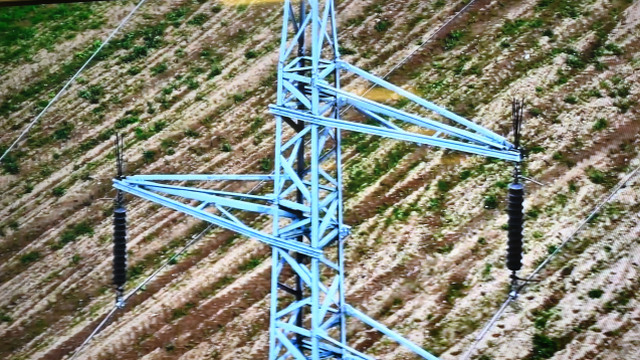 Zábery z prvého inšpekčného letu dronom bez priameho vizuálneho kontaktu s pilotom. Východoslovenská distribučná (VSD) získala povolenie na takéto využitie dronov ako prvá energetická firma na Slovensku. Kým operátor sedel v Košiciach, dron štartoval a pristával v Lemešanoch.