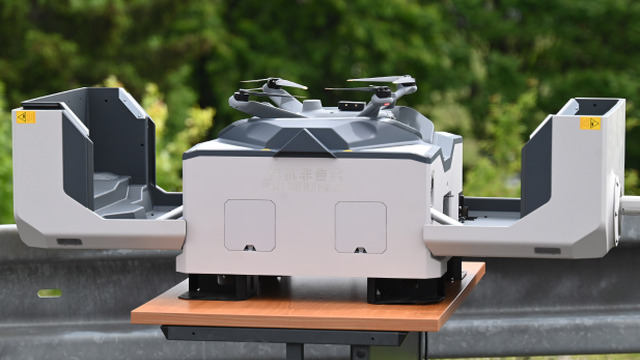 Dron v dokovacej stanici počas prvého inšpekčného letu bez priameho vizuálneho kontaktu s pilotom.
