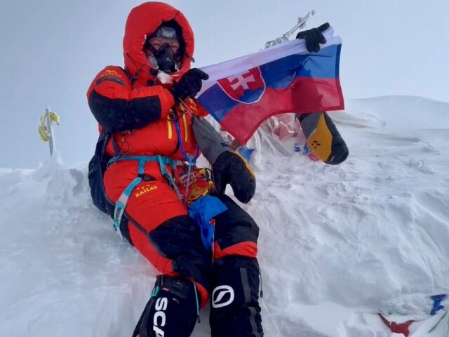 Vedkyňa a horolezkyňa Lucia Janičová na vrchole Mount Everestu so slovenskou vlajkou.