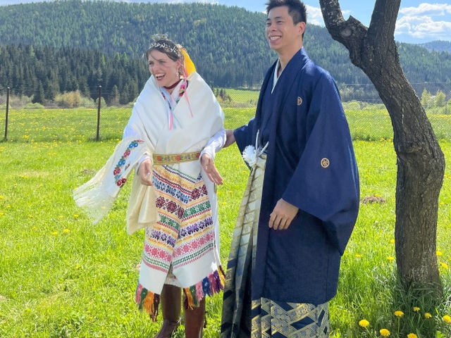 Eliška a Tomo, mladomanželia, Šumiac