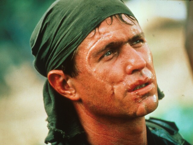 Herec Tom Berenger na zábere z filmu Čata. 