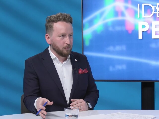 Martin Kontúr, Ide o peniaze