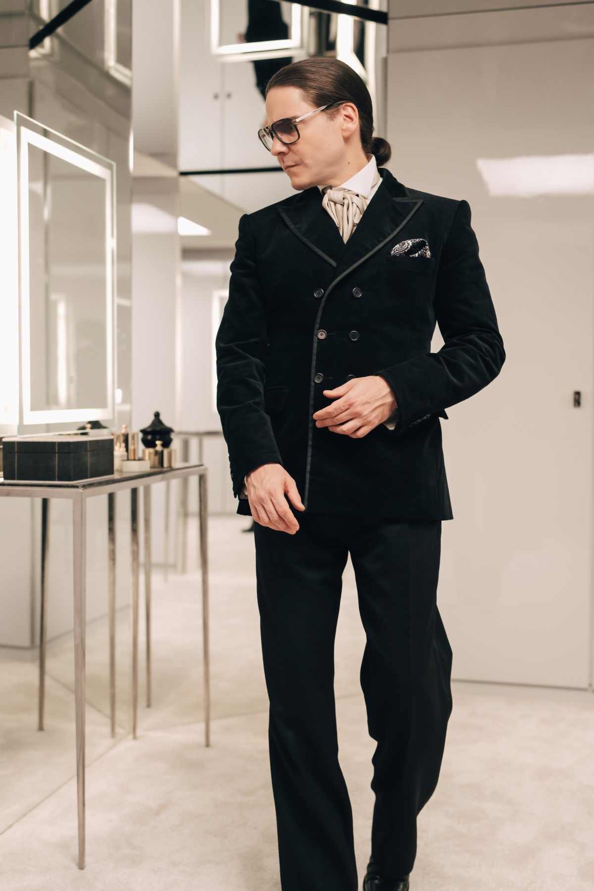 Herec Daniel Brühl ako dizajnér Karl Lagerfeld v seriáli Becoming Karl Lagerfeld. 