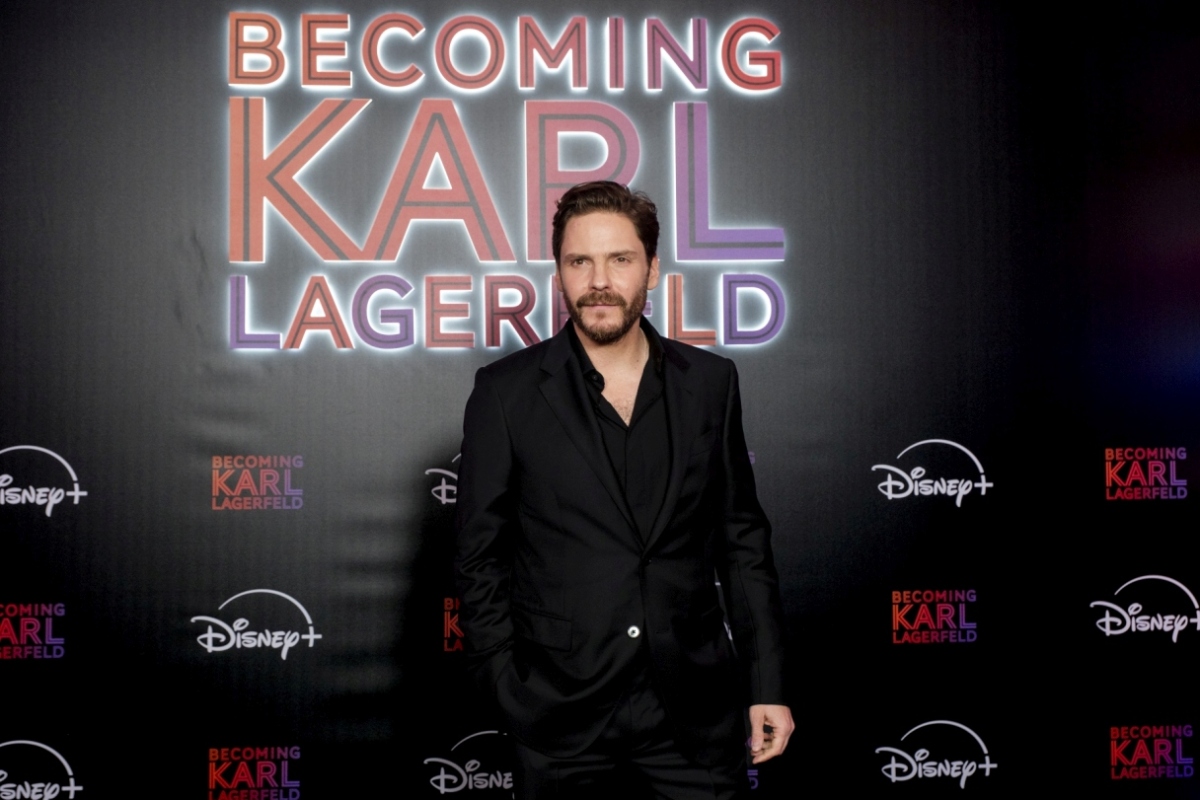 Herec Daniel Brühl na premiére seriálu Becoming Karl Lagerfeld. 