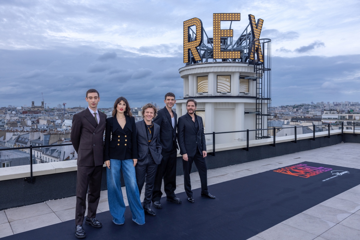Théodore Pellerin, Jeanne Damas, Alex Lutz, Arnaud Valois a Daniel Brühl 