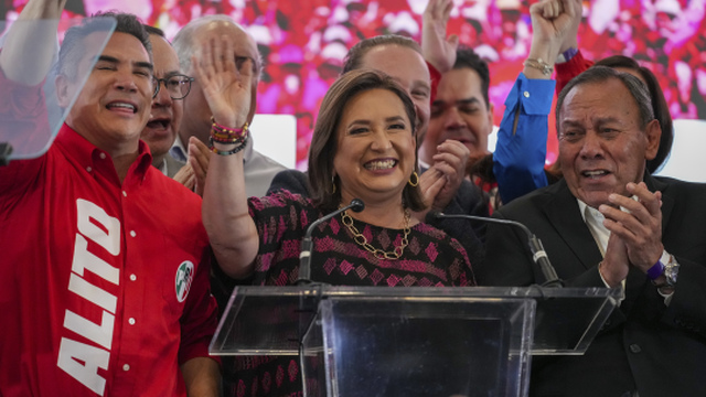 Opozičná prezidentská kandidátka Xochitl Galvezová máva po zatvorení volebných miestností počas parlamentných volieb v Mexico City v nedeľu 2. júna 2024. Podľa predbežných výsledkov skončila s veľkým odstupom druhá.
