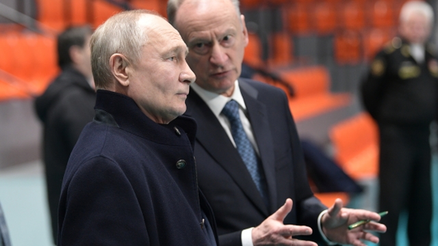 Ruský prezident Vladimir Putin (vľavo) a vtedajší tajomník Ruskej bezpečnostnej rady Nikolaj Patrušev počas návštevy Petrohradskej námornej technickej univerzity v piatok 26. januára 2024.