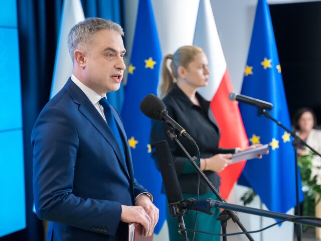 Poľský minister digitalizácie Krzysztof Gawkowski na snímke z 8. februára 2024 počas tlačovej konferencie.