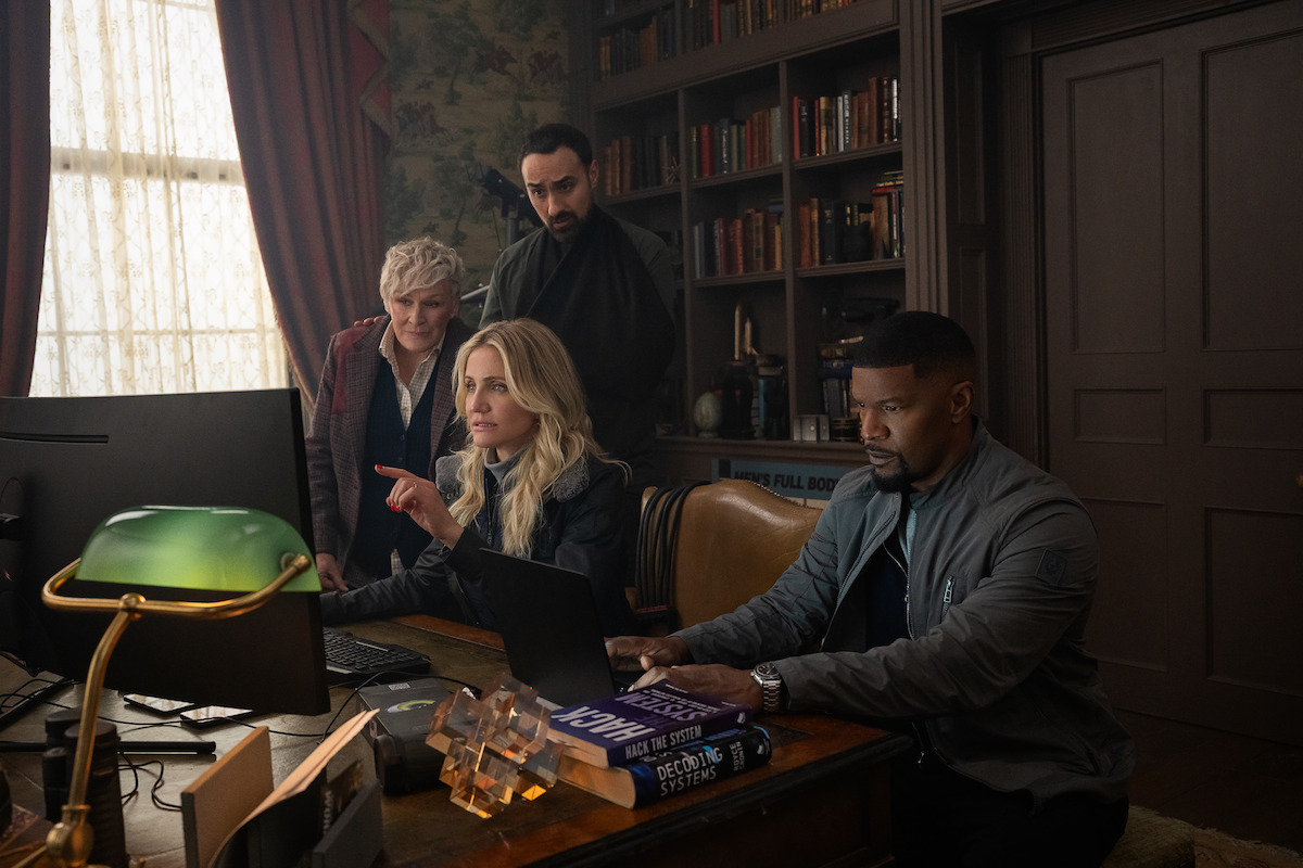Glenn Close, Jamie Demetriou, Cameron Diaz a Jamie Foxx na zábere z filmu Back in Action.
