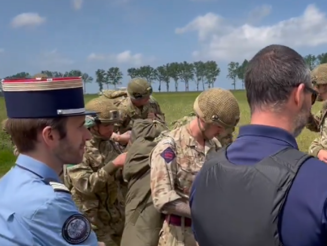 britskí parašutisti pasová kontrola