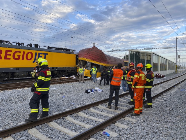ČR doprava vlaky pardubice  zrážka mŕtvi zranení rýchlik nákladný