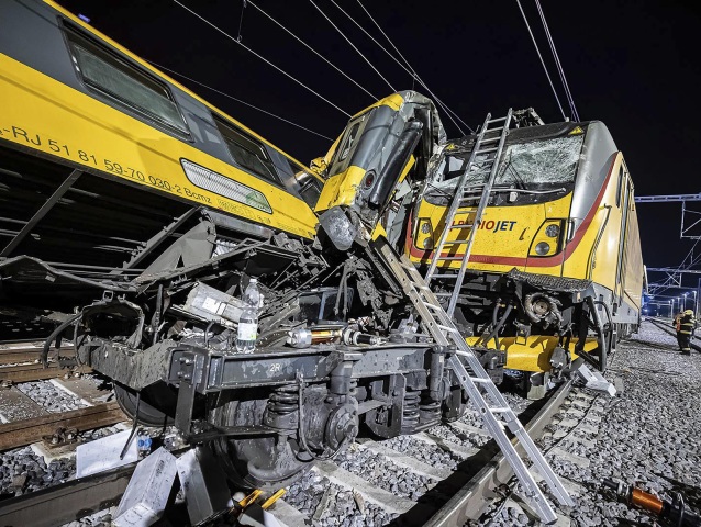 ČR doprava vlaky zrážka mŕtvi zranení rýchlik nákladný, Pardubice