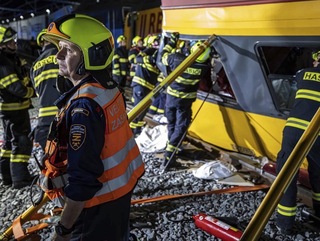 ČR doprava vlaky zrážka mŕtvi zranení rýchlik nákladný, Pardubice