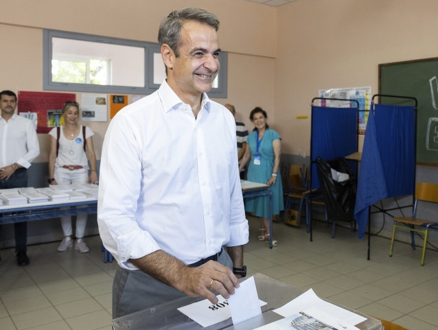 Grécky premiér Kyriakos Mitsotakis odovzdáva svoj hlas počas volieb do Európskeho parlamentu v Aténach, 9. júna 2024.