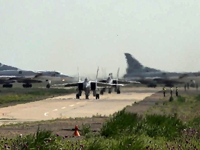 Fotografia zverejnená ruským ministerstvom obrany zachytáva stíhačky MiG-31 a strategické bombardéry Tu-22M3, ktoré sú súčasťou rusko-bieloruských manévrov zahŕňajúcich cvičenia spojených s použitím taktických jadrových zbraní, 10. jún 2024
