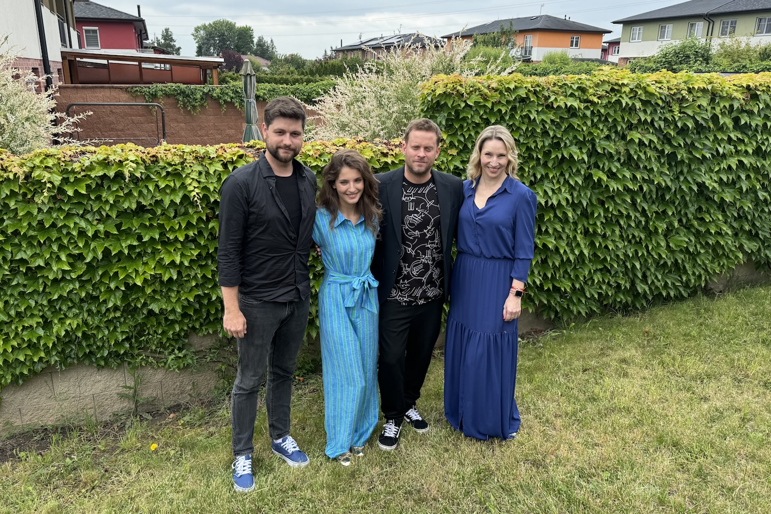 Zľava režisér Jakub Machala, herci Sara Sandeva a Jakub Prachař a producentka Jana Boušková pri prvej klapke seriálu Jakub a Sára.