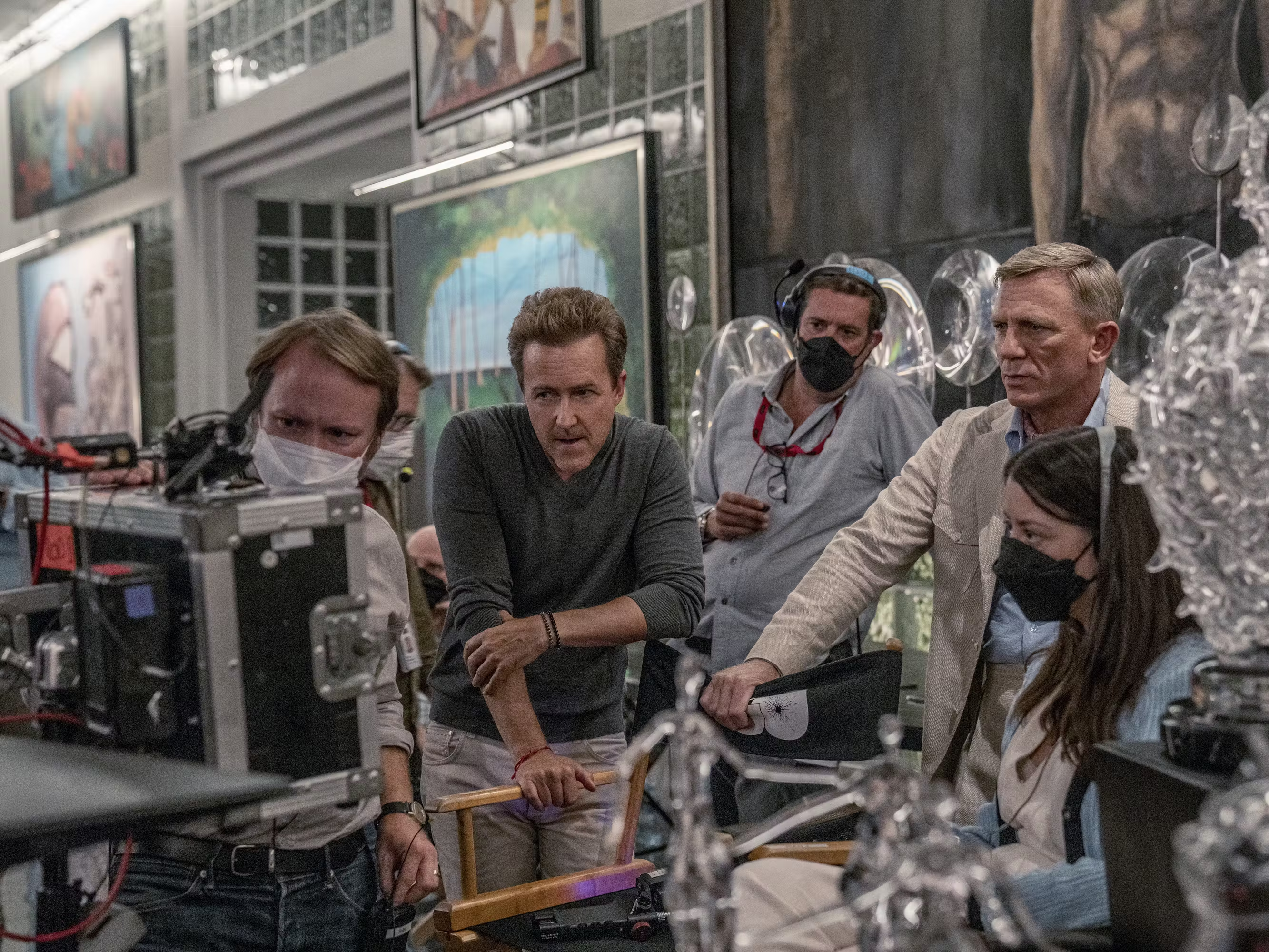 Režisér a scenárista Rian Johnson s hercami Edwardom Nortonom a Danielom Craigom pri natáčaní  Na nože.