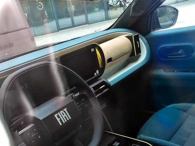 Fiat Grande Panda - uniknuté snímky interiéru 2024