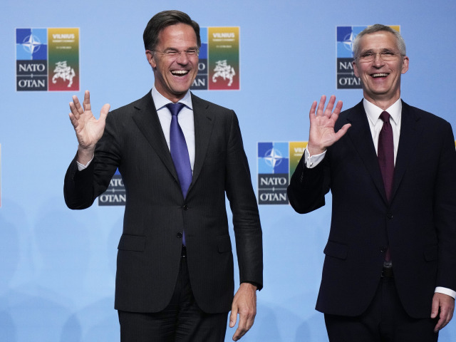Holandský premiér a budúci šéf NATO Mark Rutte (vľavo) so súčasným generálnym tajomníkom Severoatlantickej aliancie Jensom Stoltenbergom.