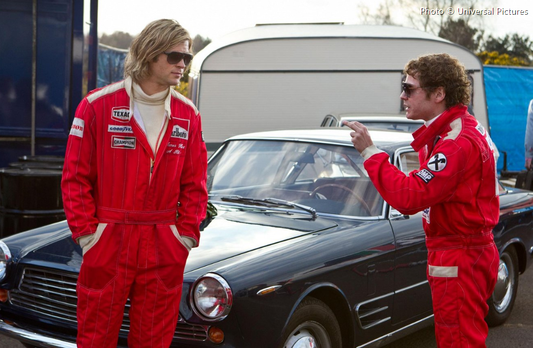 Dvaja odvekí rivali na pretekoch Formula 1: James Hunt (Chris Hemsworth) a Niki Lauda (Daniel Brühl).