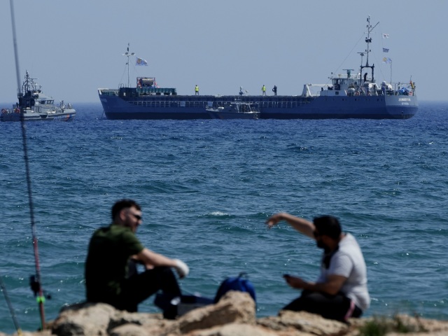 Loď s nákladom potravín pre obyvateľov Pásma Gazy v prístave v meste Larnaka. Cyprus spolupracuje s Izraelom od marca na humanitárnom koridore do Gazy