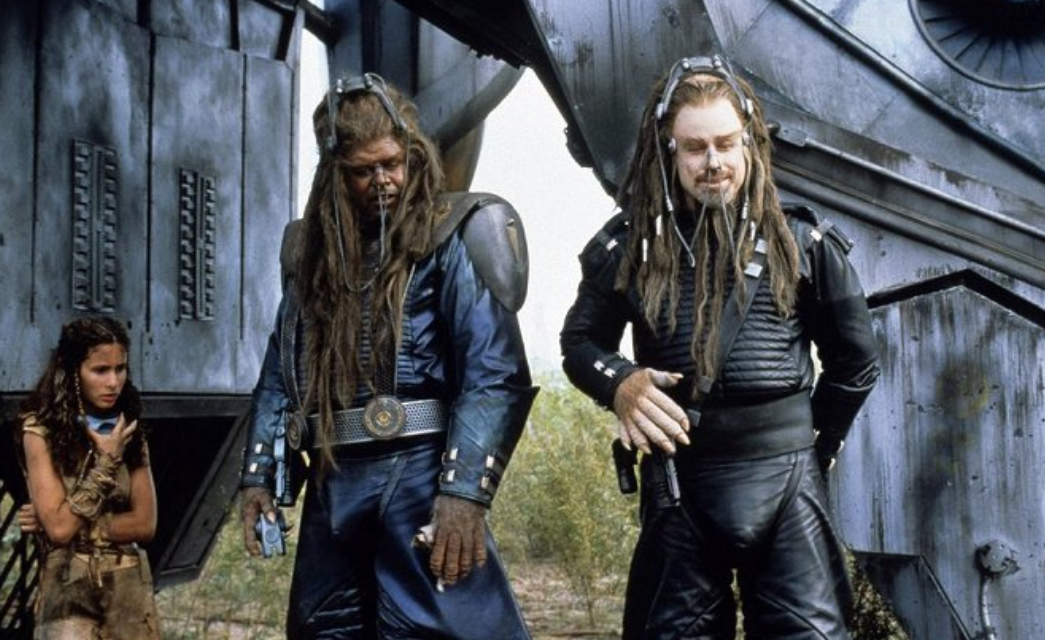 John Travolta (vpravo) vo filme Bojisko Zem (Battlefield Earth).