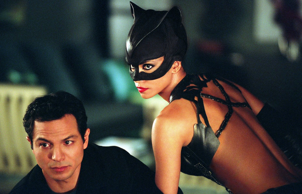 Benjamin Bratt a Halle Berry vo filme Catwoman.