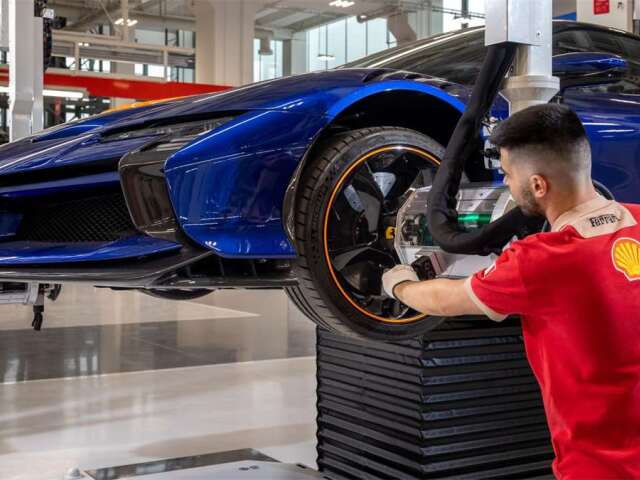 Ferrari - nový závod na elektromobily Maranello 2024 - výroba