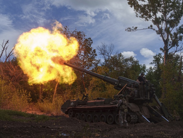 vojna na Ukrajine, delostrelectvo, vojaci, streľba, bombardovanie, húfnica 2s7