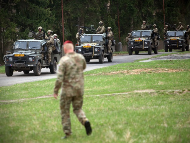 Kolóna ľahkých bojových vozidiel LR 130 Kajman počas cvičenia Mnohonárodného bojového uskupenia NATO na Slovensku v Centre výcviku Lešť