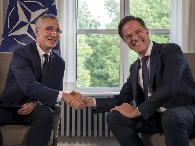 Bývalý generálny tajomník NATO Jens Stoltenberg (vľavo) a nový šéf aliancie a holandský premiér Mark Rutte.