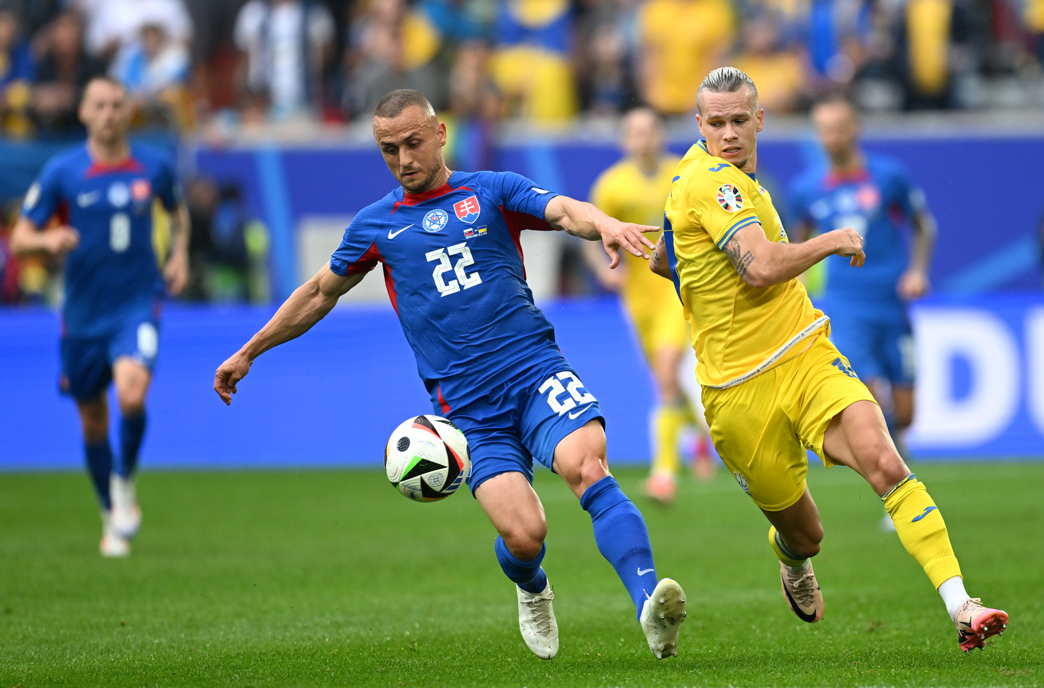 Stanislav Lobotka a Mykhailo Mudryk počas zápasu Slovenska a Ukrajiny na šampionáte UEFA EURO 2024.