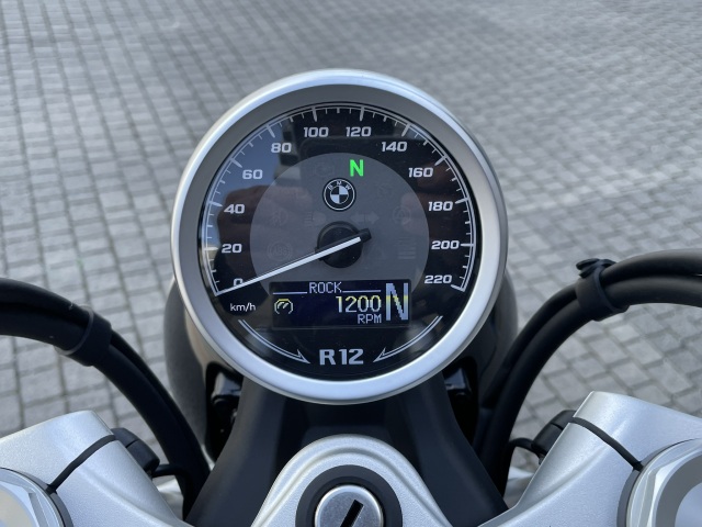 Škoda, že analógový združený prístroj ponúka iba digitálnu informáciu o otáčkach.