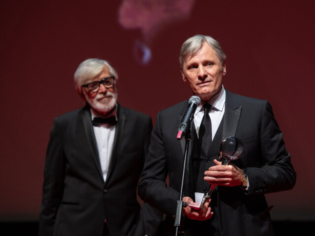 Herec Viggo Mortensen s cenou Krištáľový glóbus. 