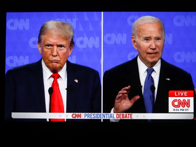 Republikánsky exprezident Donald Trump (vľavo) a súčasný šéf Bieleho domu demokrat Joe Biden počas televiznej debaty na CNN.