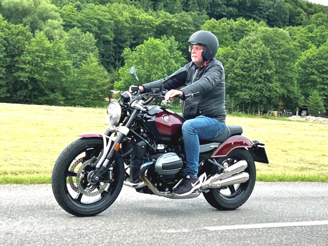 BMW R12 je jednoducho klasická motorka. Cruiser inšpirovaný tradíciou motocyklov s motorom boxer. Ladí s tým aj príplatkové dvojfarebné lakovanie.