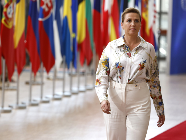 Na archívnej snímke z 27. júna 2024 dánska premiérka Mette Frederiksenová prichádza na summit EÚ v Bruseli.