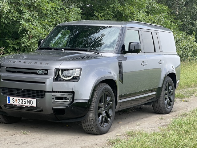 Land Rover Defender 130 D300 (2024)
