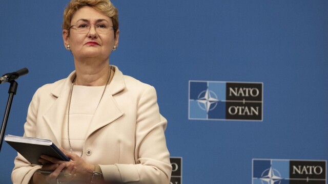 Oana Lungescuová pracovala ako hovorkyňa NATO v rokoch 2010 až 2023. Nikto doposiaľ nebol v tejto pozícii tak dlho.