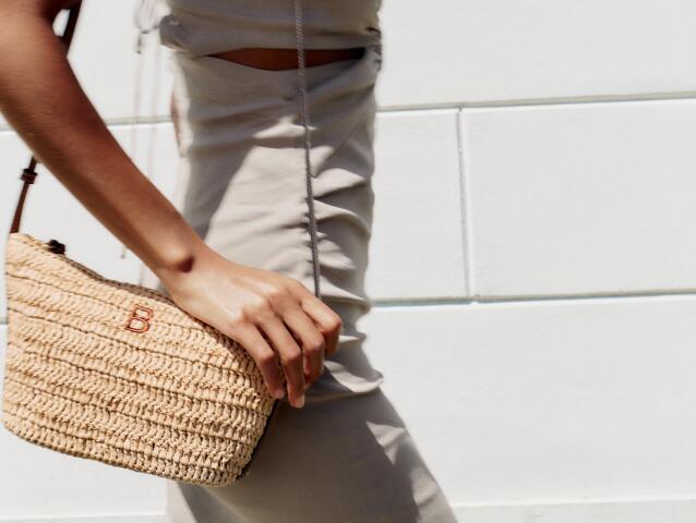 Dámska cross-body kabelka z vlákna raffia. Predáva Zara