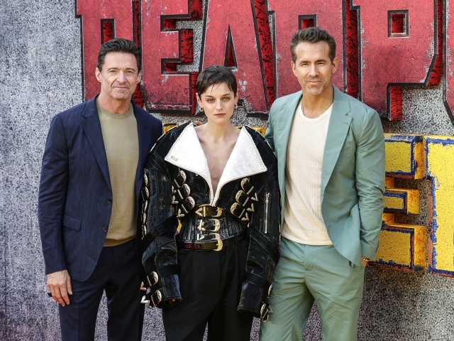 Hugh Jackman, Emma Corrin a Ryan Reynolds