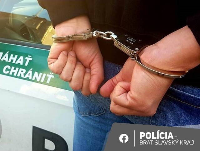 putá, polícia, zatknutie, zadržanie