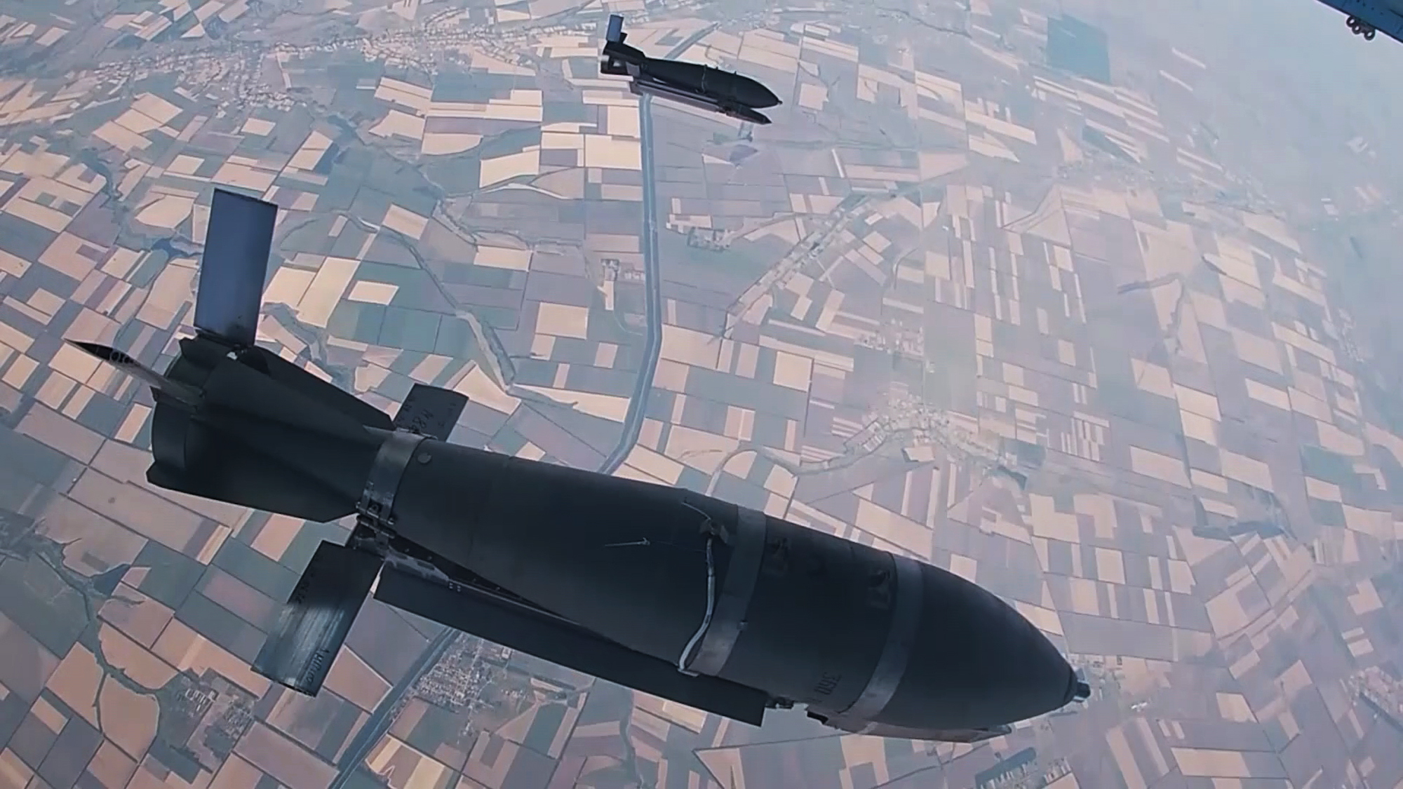 Fotka ruského ministerstva obrany ukazuje bomby typu FAB-500 zhadzované z bombardéra Su-34 na bližšie neznámom mieste