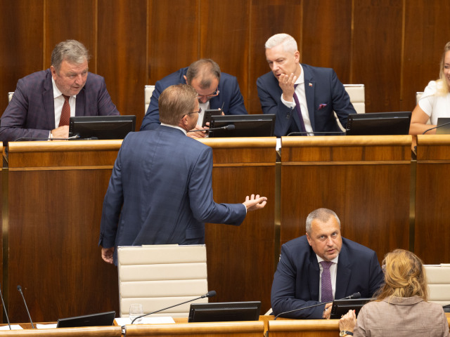 rokovanie, treatná novela, parlament