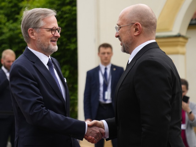 Český premiér Petr Fiala (vľavo) a ukrajinský premiér Denys Šmyhal počas strenutie v Prahe, máj 2024