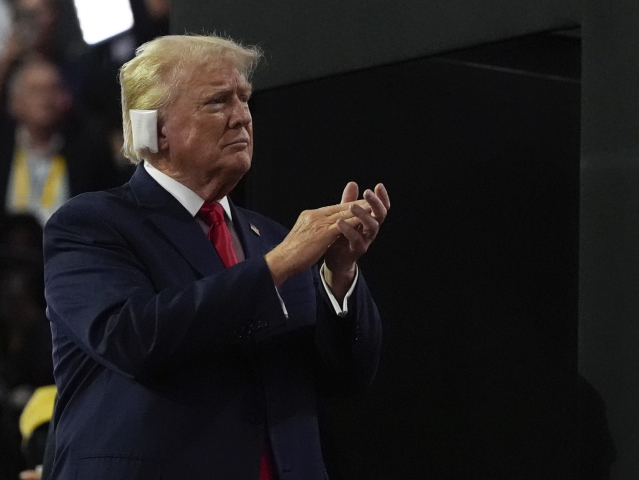 Donald Trump, ucho, obväz